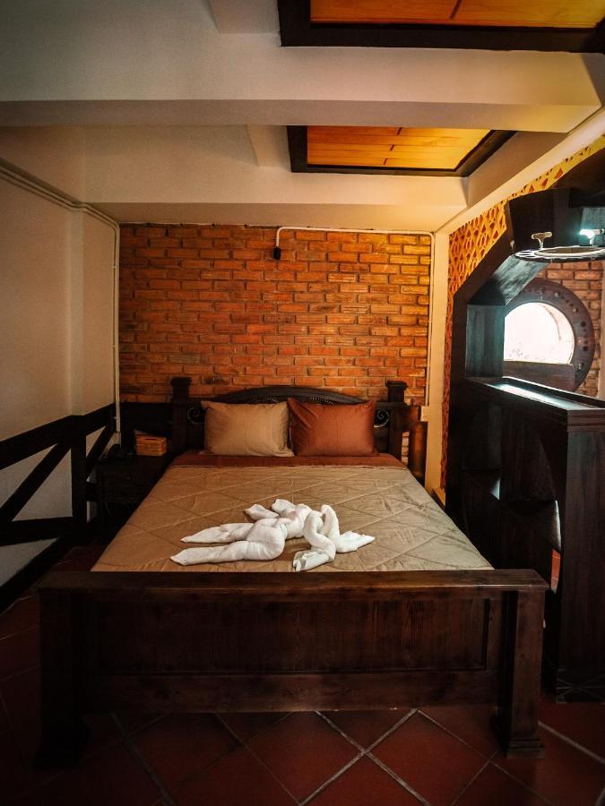 Y.O Inn Kon Tum Exteriör bild